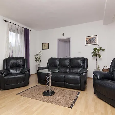 Apartment Caus 396